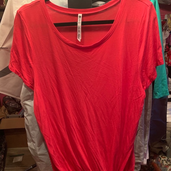 Pink tee with twist at the bottom. - Picture 4 of 4